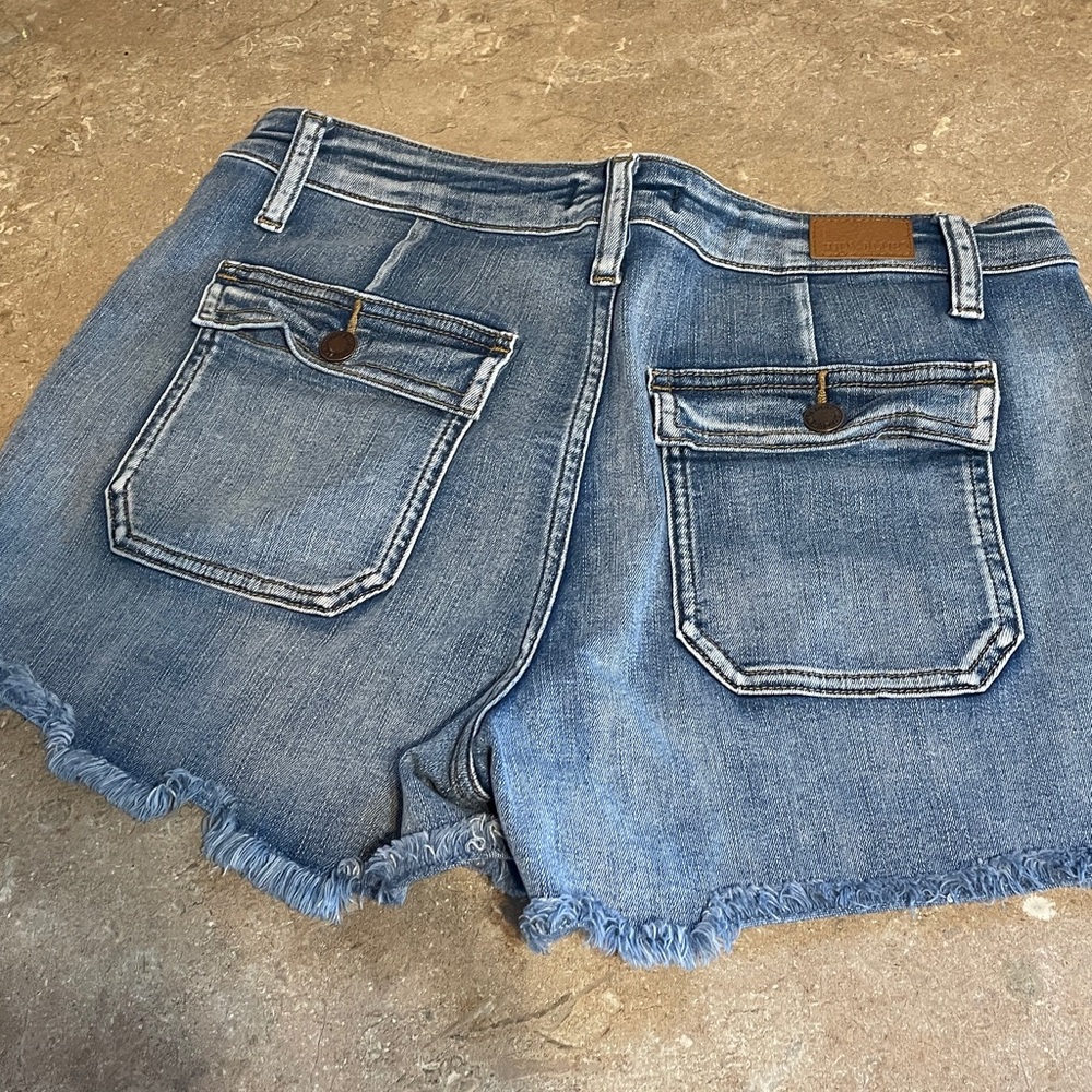 Judy Blue Size 29 Frayed Hem Jean Shorts - Picture 5 of 10